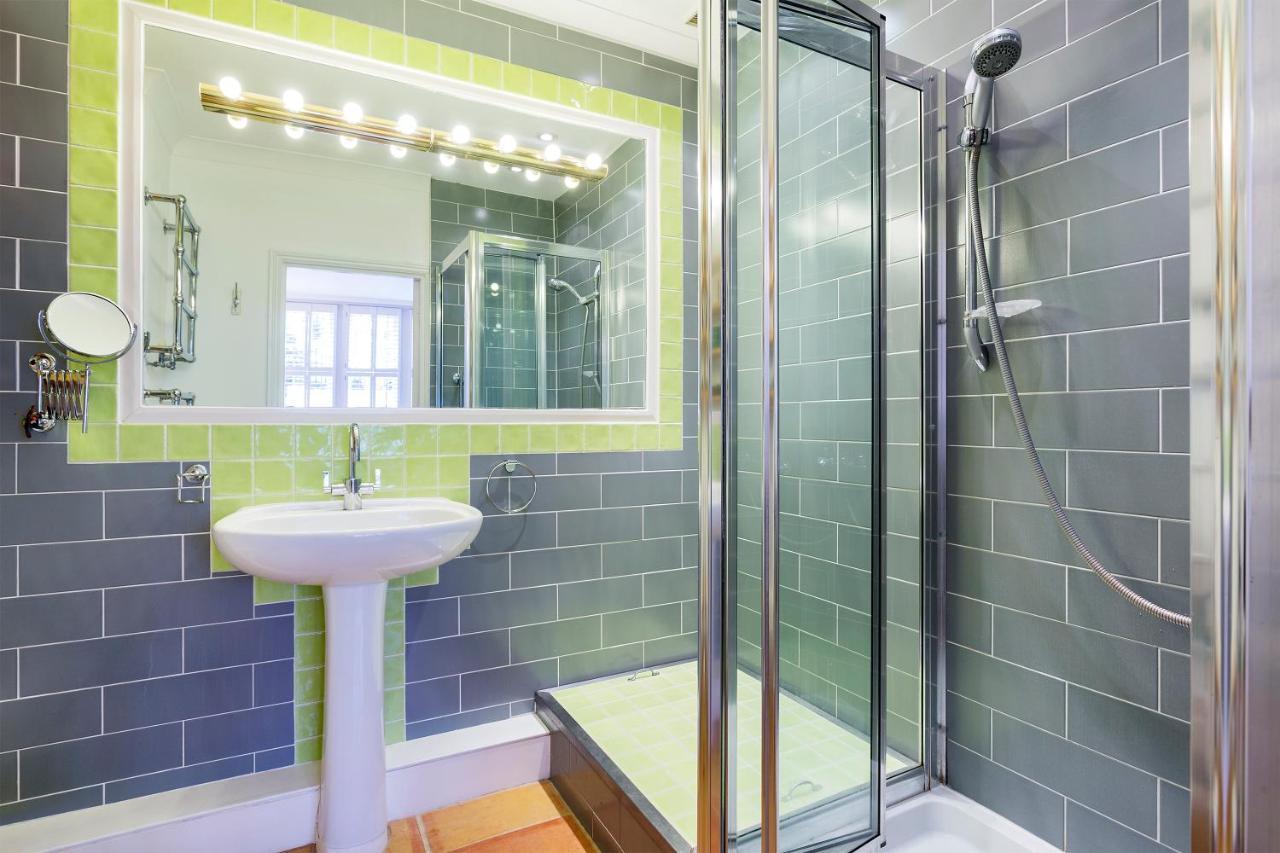 Veeve - South Kensington Garden Apartment 런던 외부 사진